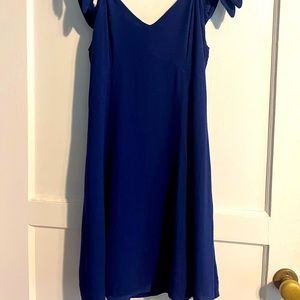 ASTR. Navy blue mini-dress. Spaghetti straps and off-shoulder bow ties.